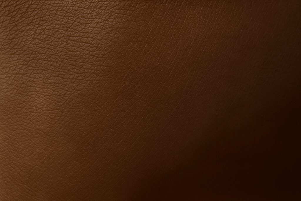 pele negra com textura visível e iluminação suave, destacando detalhes naturais da superfície da pele