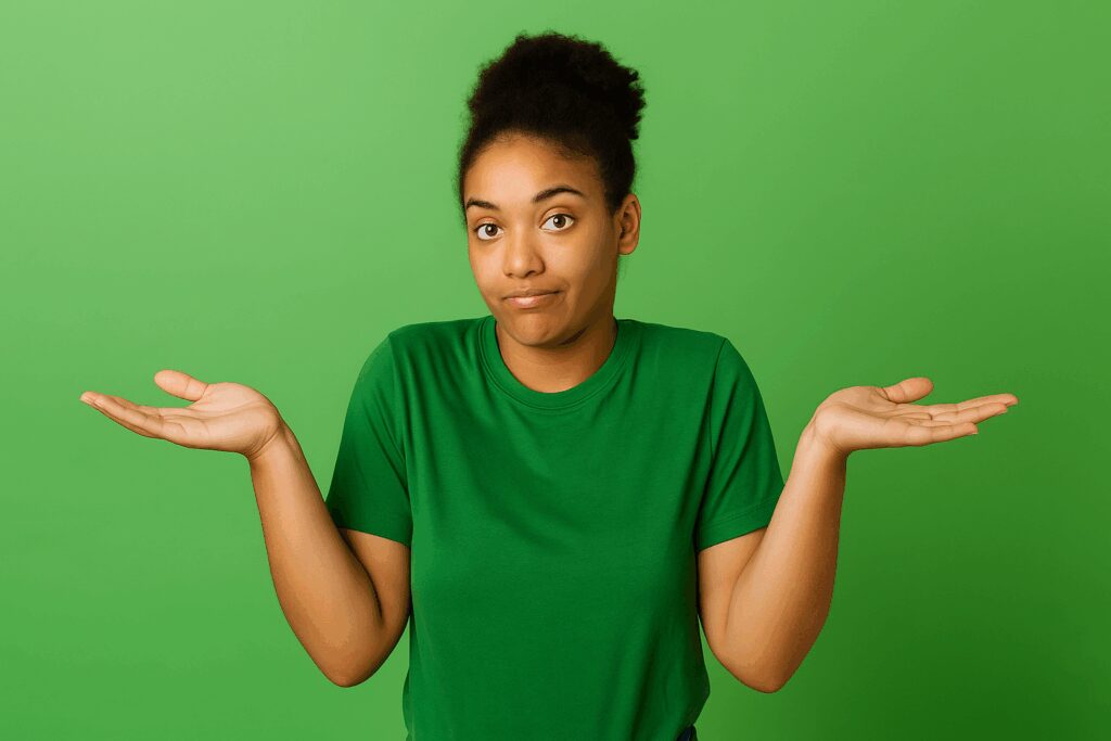 Mulher com expressão de dúvida e braços abertos com as palmas voltadas para cima, em frente a um fundo verde.